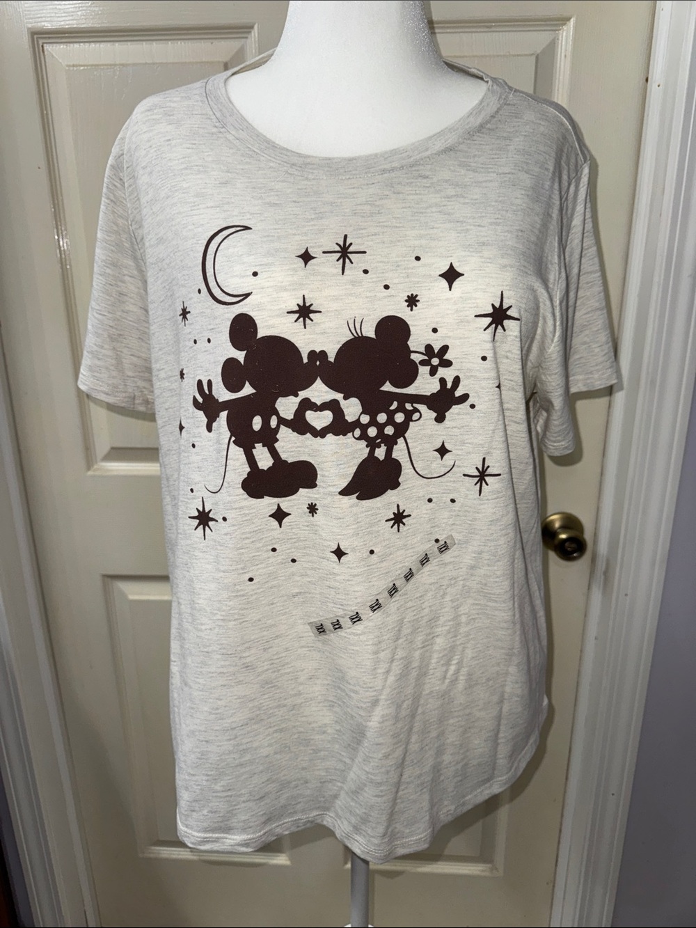 NWT Disney Mickey and Friends Mickey & Minnie Kiss T-Shirt XXL